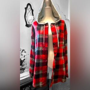 NWOT; Red Black Gray Plaid Hooded Button Down; size Medium (6)